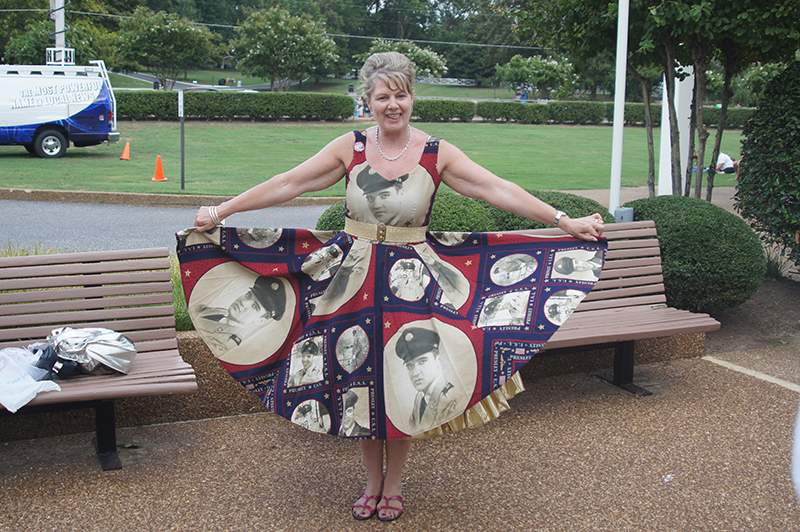 Elvisfan tijdens de sterfdag van Elvis op 16 augustus in Memphis, tijdens onze Muziekreis door Amerika