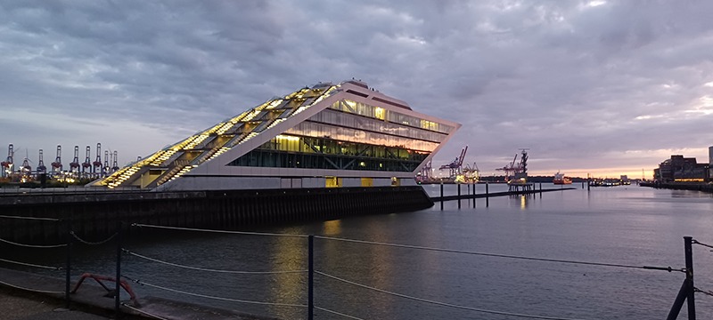 Een kantoorgebouw in de vorm van een parallellogram in Hamburg