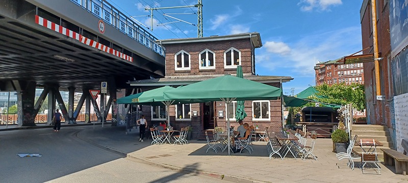 Lunchtent onder een spoorbaan in Hamburg, Oberhafenkantine