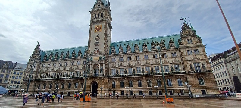 De rondwandeling tijdens je weekend in Hamburg start hier bij het Rathaus